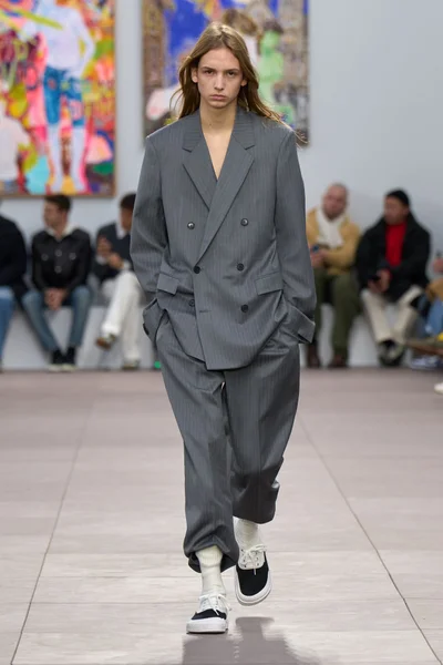 Look 10